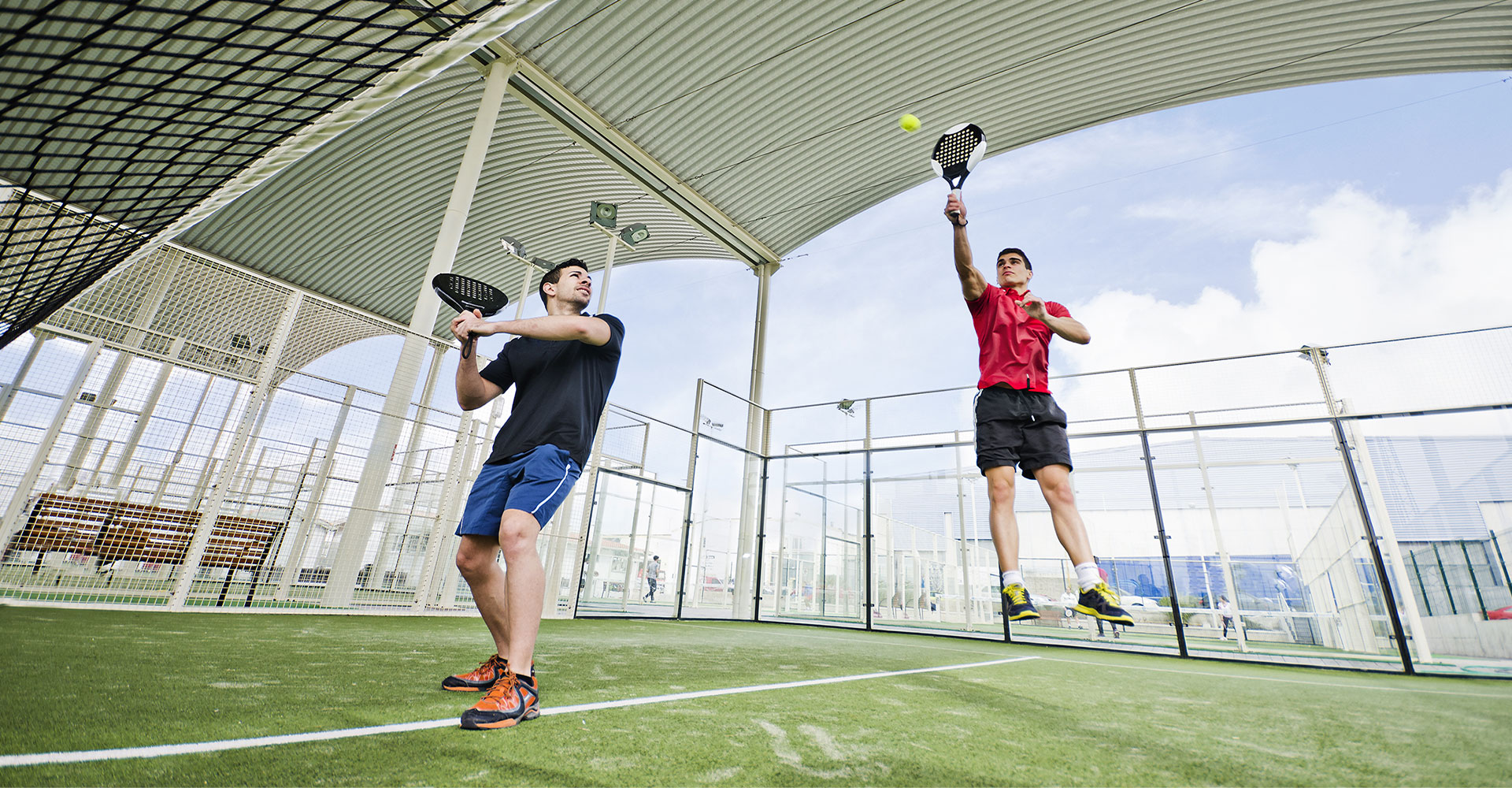 Падла теннис. Теннис Padel Smash. Шанс Арена падел теннис. Паддл спорт. Навес для падел корта.